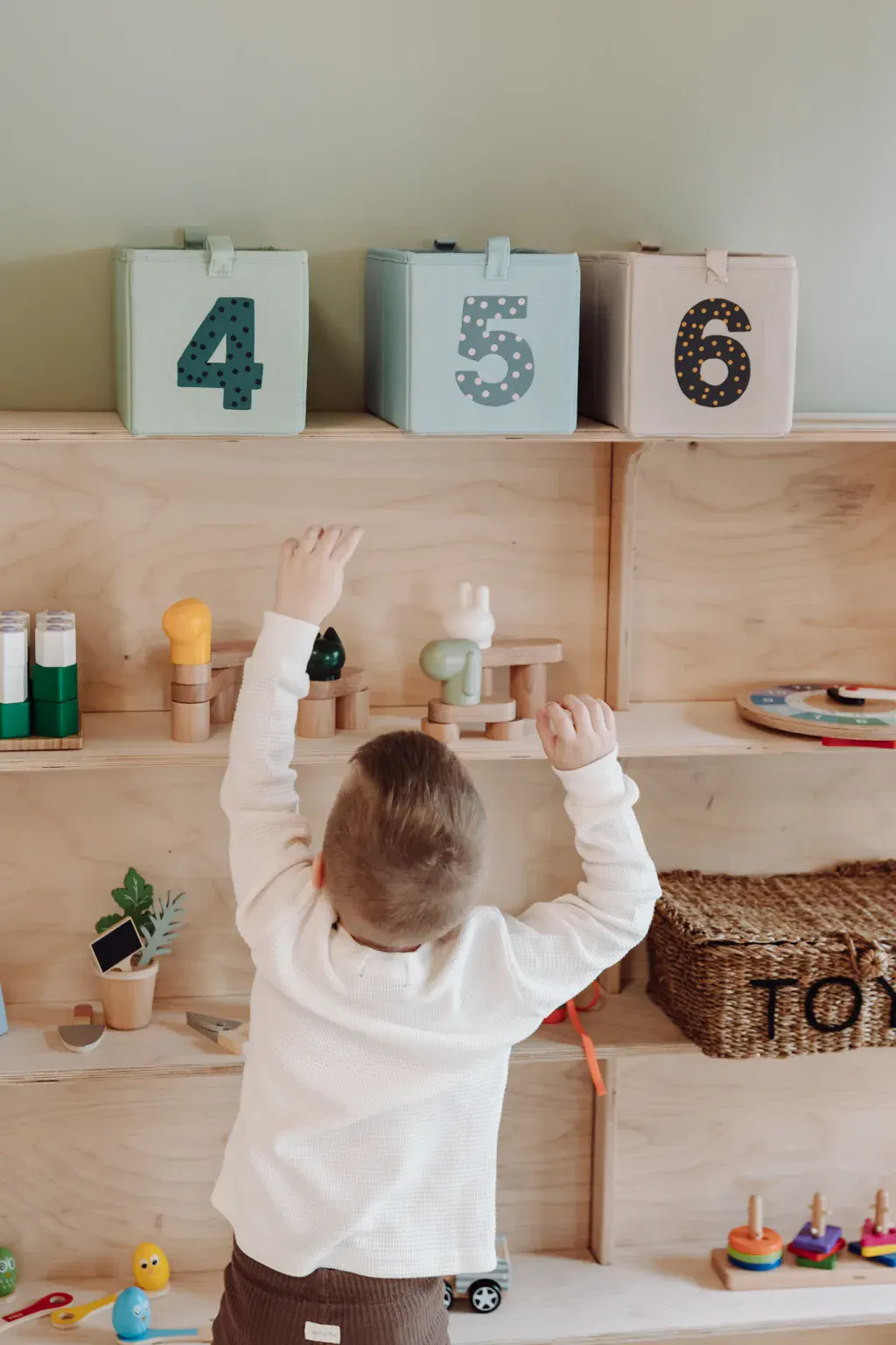 Dzieci z przedszkola w sali Montessori